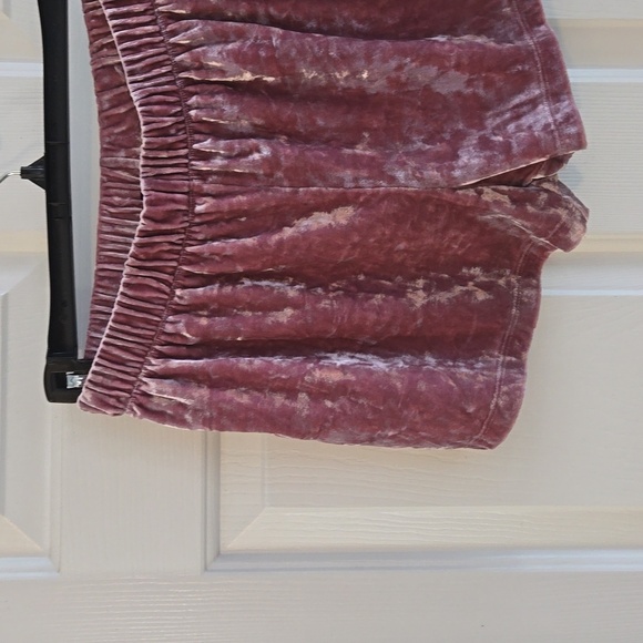 Forever 21 Small Dusty Pink Crushed Velvet Shorts - Picture 5 of 8